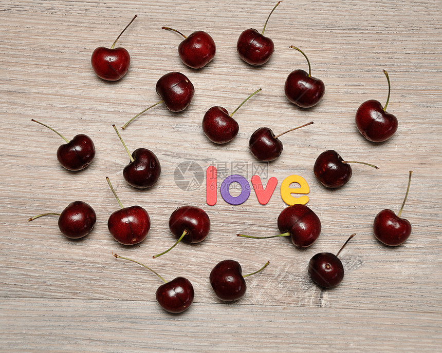 在木背景上用爱这个词的樱桃食物红色浆果图片