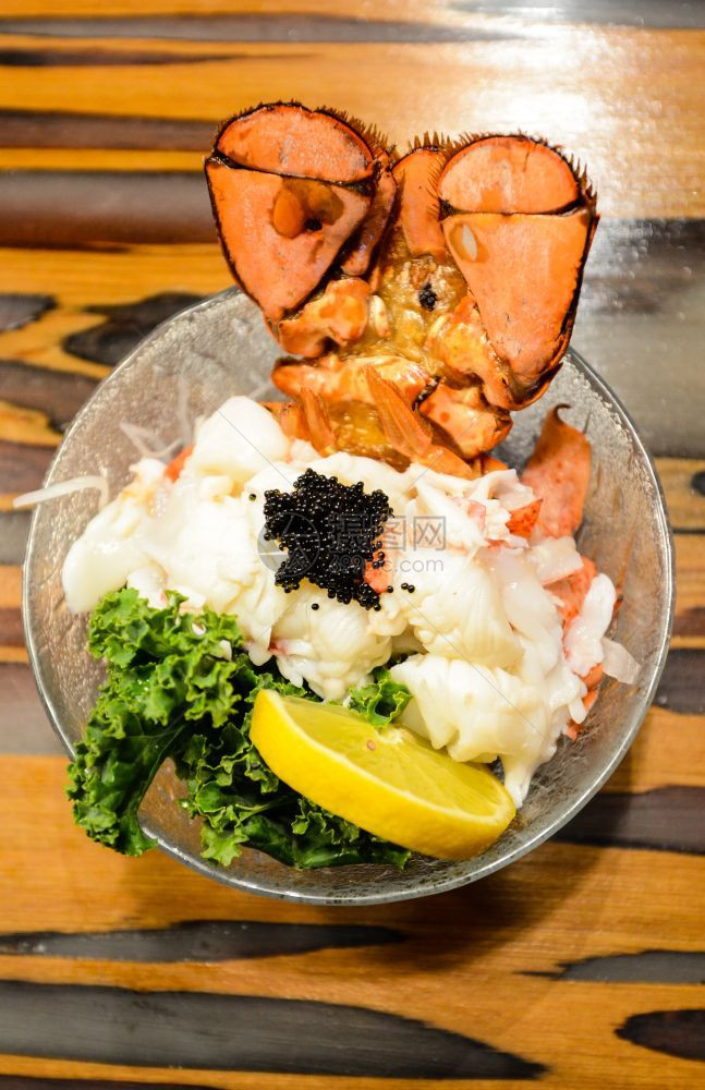 鱼柠檬和甘蓝带黑土比子的西米龙虾开胃菜餐厅干净的图片