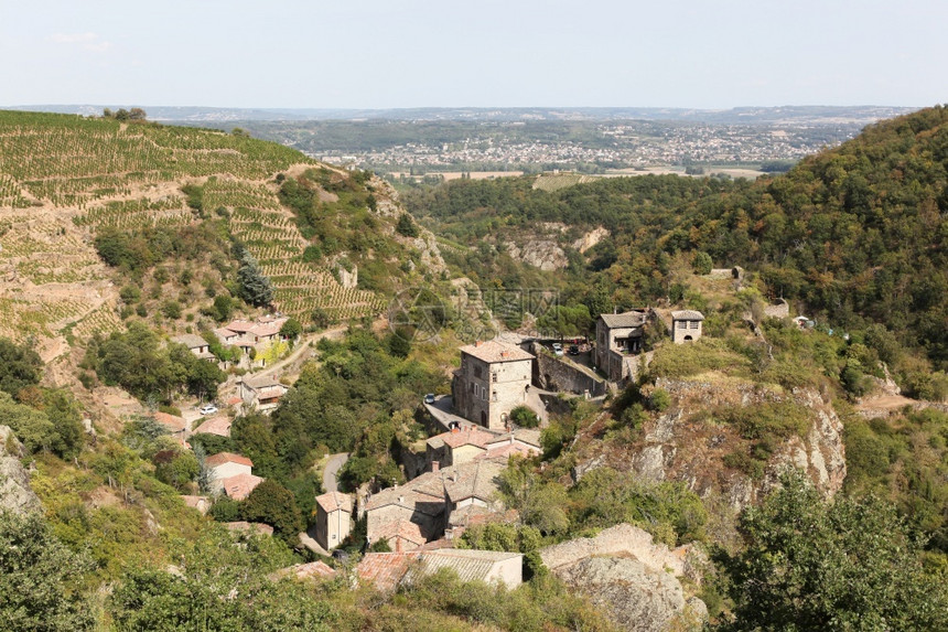 建造法国卢瓦尔省中世纪的Malleval村景象地标宗教的图片