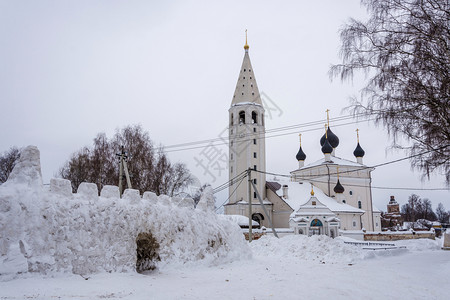 俄罗斯亚拉夫地区Vyatskoye村冬季基督复活日教堂的复活古老建造图片