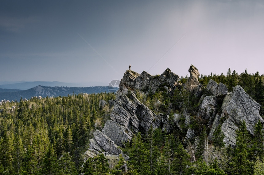 草山岩石人类在森林顶上图片