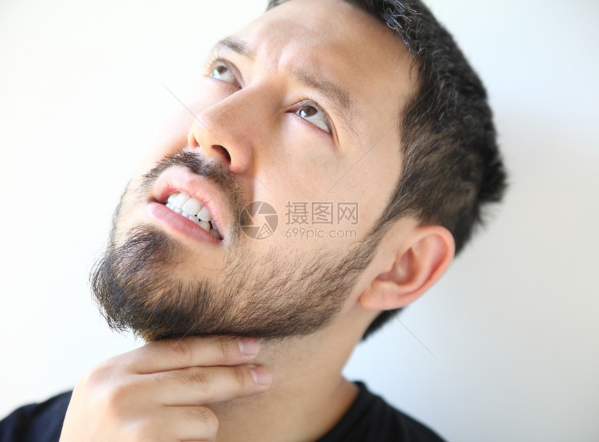 喉咙痛的男性图片