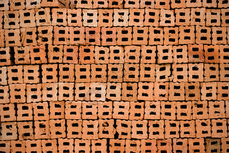 许多砖堆叠在一起的块棕色桩砌图片