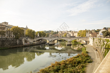 罗马的蒂贝尔河在蓝色天空下风景桥蓝色的城市高清图片