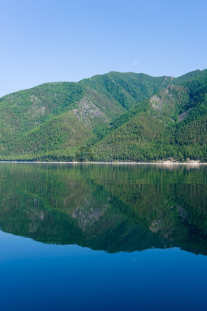 夏季Baikal湖平静无风安的褪色图片