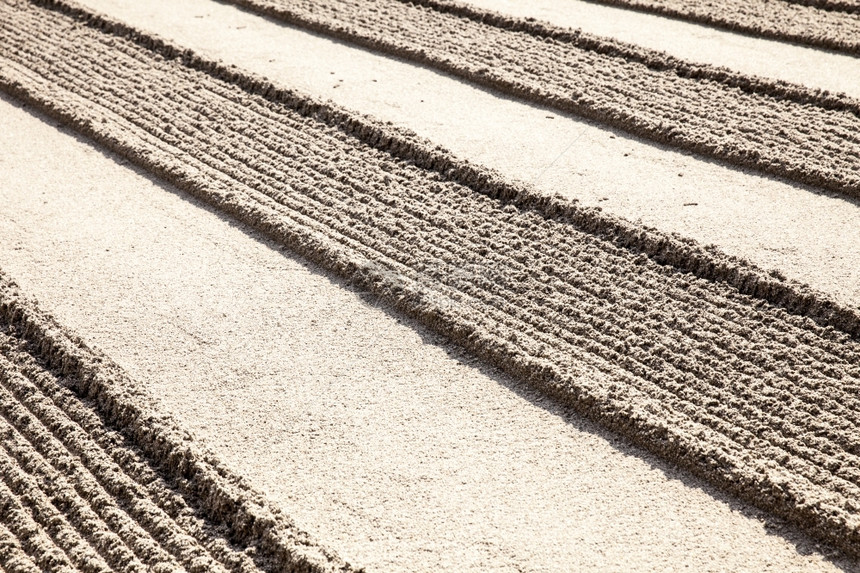宗教的光滑内衬传统干燥沙地花园显示了平滑和粗糙表面交替线的几何硬型形模式图片