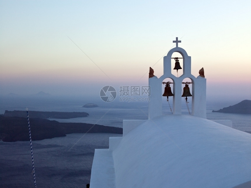 位于地中海上方圣托里尼火山岛上的悬崖顶希腊东正教堂位于圣托里尼火山岛建筑学宗教一种图片