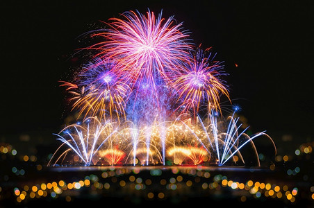 喜庆周年纪念日焰火为了用模糊的bokoh照明烟花庆祝的美丽壁画展用于庆祝的设计图片