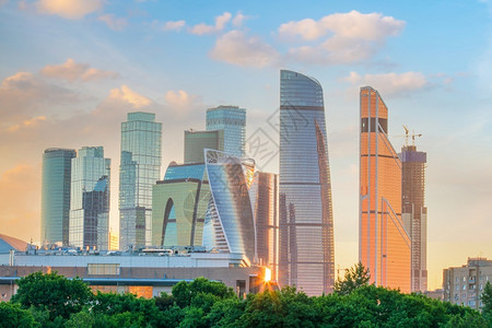 日落时在俄罗斯莫科市天际商业区黎明地标金的图片