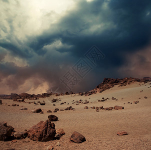 灰尘广阔的行星火地貌巨尘暴逼近地球岩石表面的图象沙漠图片