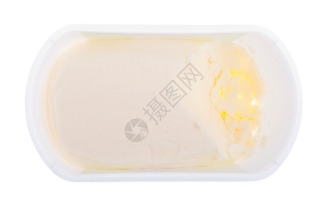 在白色背景隔离的塑料浴缸上闭着黄油和乳制品人造食物图片