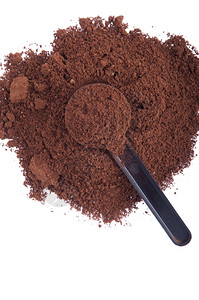 磨咖啡粉在白色背景上绝缘的汤匙新鲜咖啡粉桩白色的浓咖啡设计图片