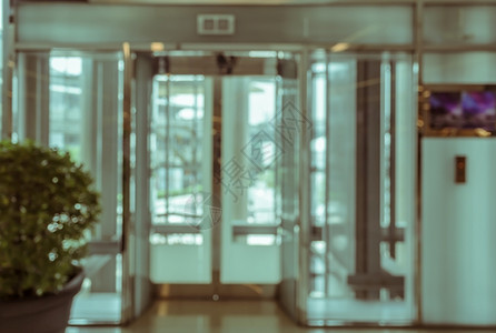 散焦模糊的医院购物中心或办公大楼玻璃电梯背景情况包括墙出去图片