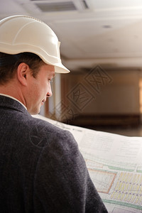 成人专业知识行工程师或建筑设计硬帽看划图片