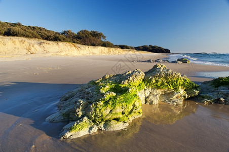 海洋旅行假期澳大利亚昆士兰州斯特劳克岛日出时落石图片