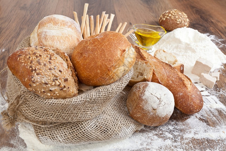 新鲜的破碎面包类组合背景饮食产品图片