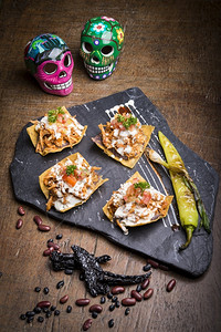 食物莎酱墨西哥卷饼风格的坚硬贝壳玉米饼和鸡肉图片
