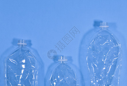 垃圾饮料在蓝底无缝模式下孤立的塑料瓶回收废物管理概念塑料袋装瓶空间复制循环废物管理概念空白的背景图片