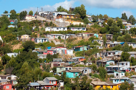 我已到岗全景丘陵房屋智利生物区ThomeBioBio地区一个小城镇的山丘上贫穷住房背景