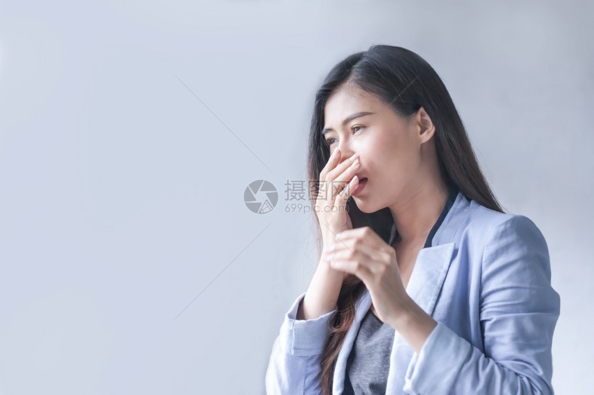 咳嗽和患有流感染病的妇女或可能有感染Covid19的冠状妇女大流行脸一种图片