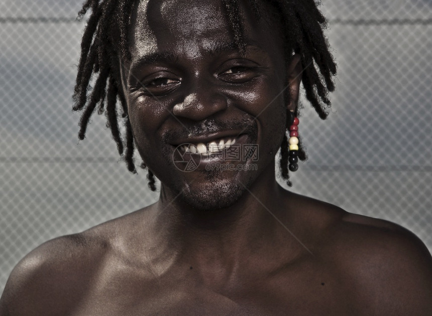 一种位年轻的非洲男子户外肖像成就种族图片