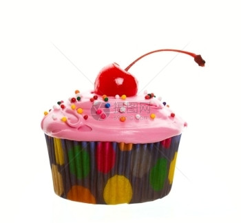 可选的粉红蛋糕上面装满樱桃和多色喷雾在白背景上拍摄糖果堆积甜的图片