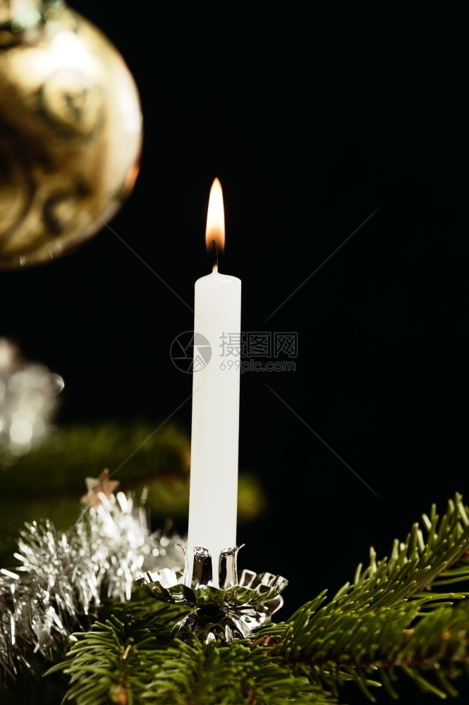 圣诞树上的传统白蜡烛旧的看起来像球垂直的复古图片