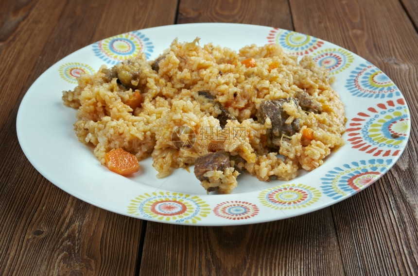 晚餐切格德梅煮熟的Chegdermeh土库曼传统食物与大米羊羔番茄糊同时煮熟图片