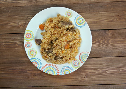 羊肉黄色的Chegdermeh土库曼传统食物与大米羊羔番茄糊同时煮熟图片