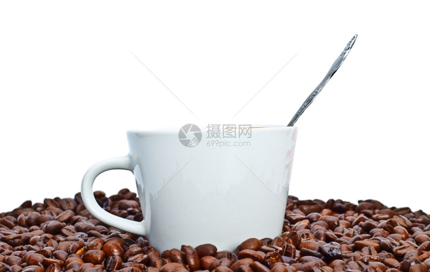 咖啡豆中的白色杯子图片