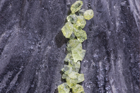 矿物石头优雅的从火山石中夺走的绿宝石和色背景图片