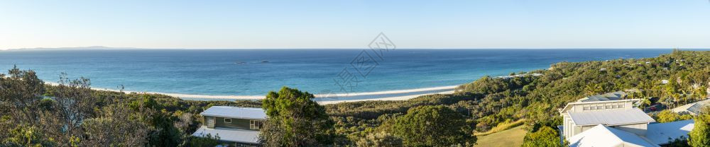 地平线水的Stradbroke岛全景望向澳洲昆士兰海滩外的房屋图片
