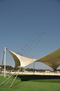 现代的基础设施绿色用于娱乐目的现代户外帐篷蓝色天空背景图片