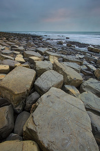 鹅卵石海景多塞特郡金梅里奇湾的岩石喜怒无常图片
