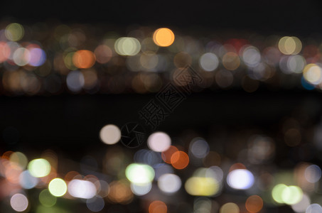 模糊的背景夜晚有多彩的城市灯光河的街道图片