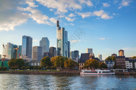 主要的晚间美因法兰克福市风景摩天大楼城市图片