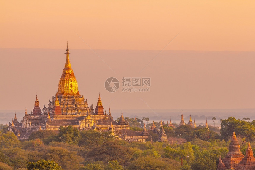 缅甸日落时尚的天线市中心城风景寺庙观图片