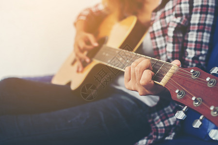音乐潮人年轻时装女弹吉他目的图片