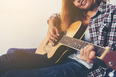 音乐家年轻时装女弹吉他潮人一种图片