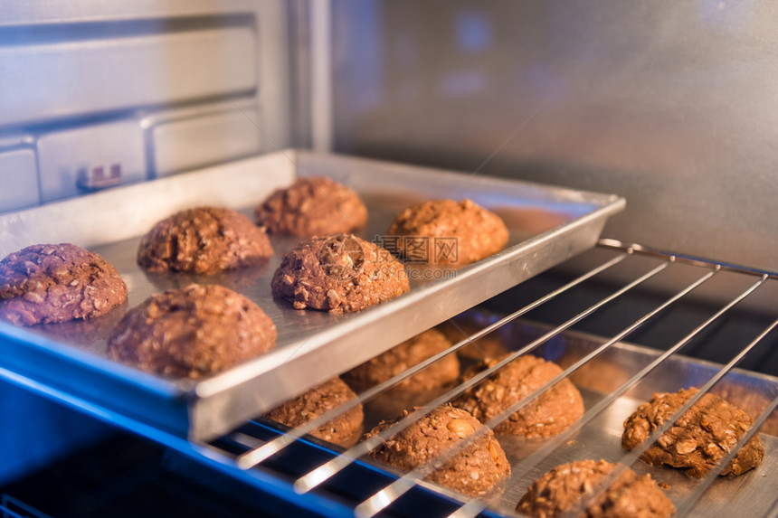 制造在烤箱的托盘上关闭饼干甜点面团图片