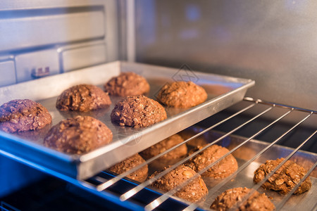 制造在烤箱的托盘上关闭饼干甜点面团图片