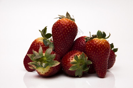 白色背景的新鲜草莓B果味多汁的可口图片