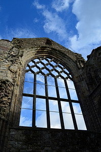 爱丁堡苏格兰Holorood修道院的石窗废墟景观叉雅各比特图片