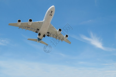 大型喷气式飞机降落在蓝云天空中低级喷射巨无霸高清图片