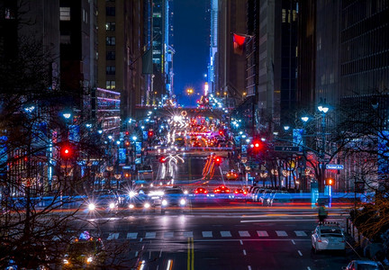 新的美国纽约市曼哈顿第42街夜间交通纽约市街夜间交通道第届图片