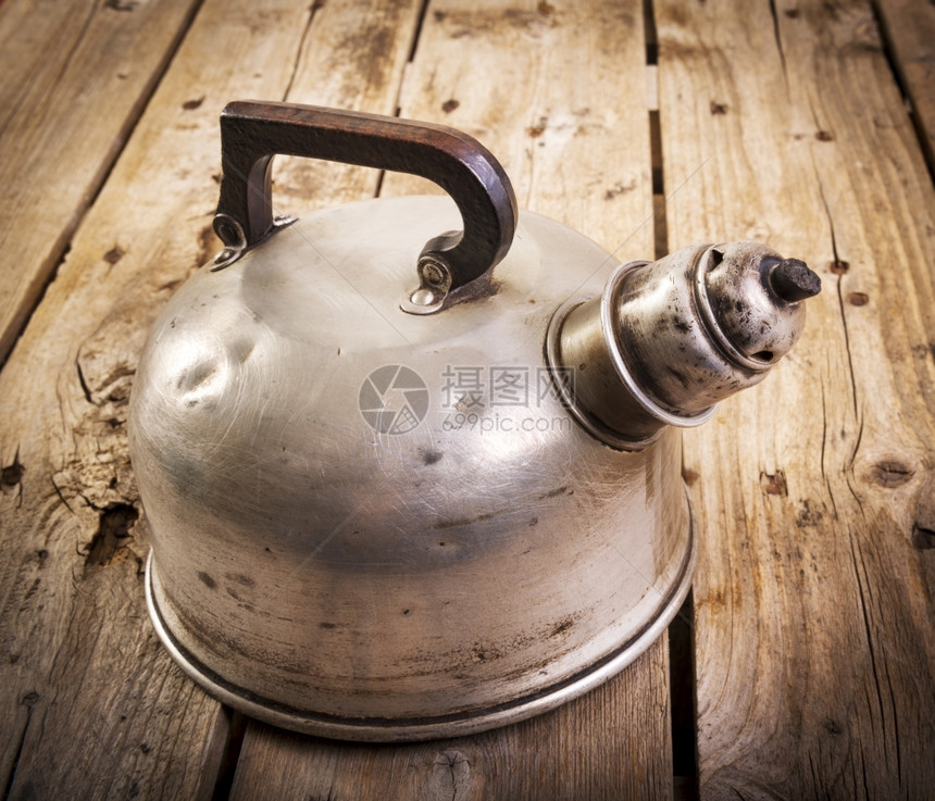 陶瓷制品布局古老的旧金属茶壶在木制桌子上用真正的陈年风格多于图片