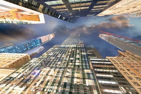 天空线门户14曼哈顿日落时的摩天大楼从美国纽约市街上观看图片