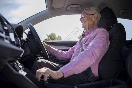 独立八十年代笑的老人享受驾驶汽车运输背景图片