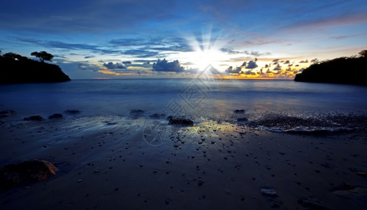 加勒比库拉索的杰雷米海滩日落悬崖岸波浪图片