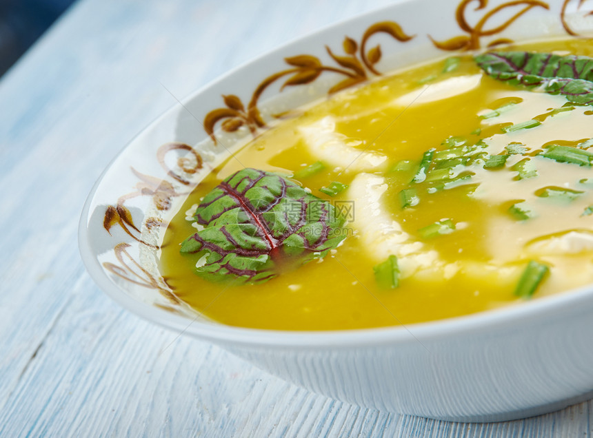 亚洲人DahiShorba旁遮普邦的丹香蔬菜汤由南瓜和洋葱快速加黄瓜制成大喜凝乳图片